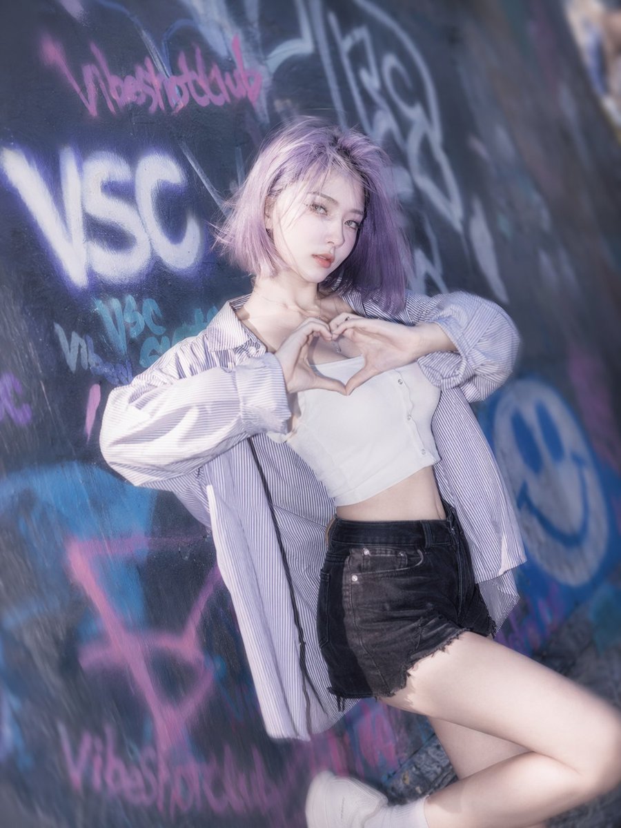 Ritratto streetwear urbano con graffiti