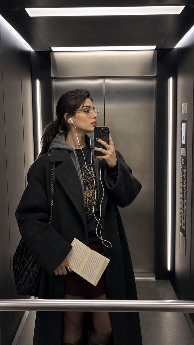 Selfie Miroir d'Ascenseur Moderne