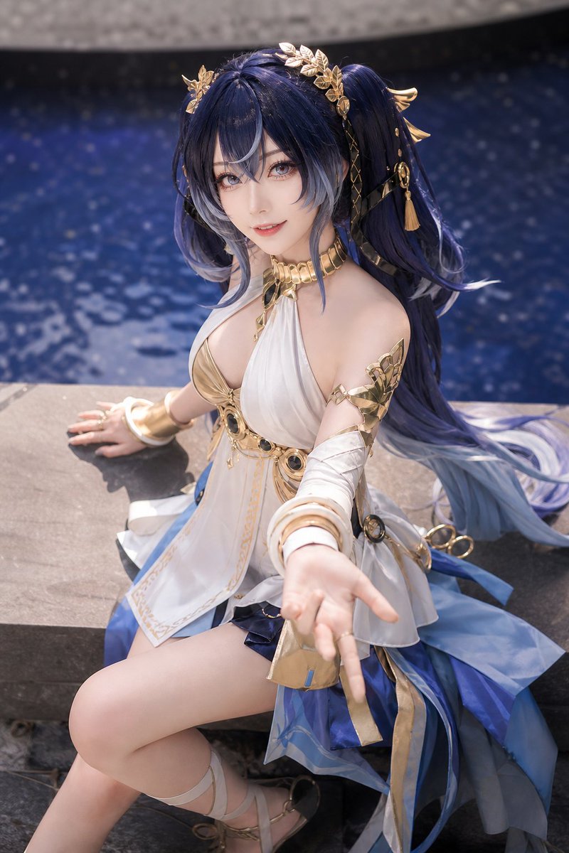 Cosplay realista de diosa del agua azul (1/2)