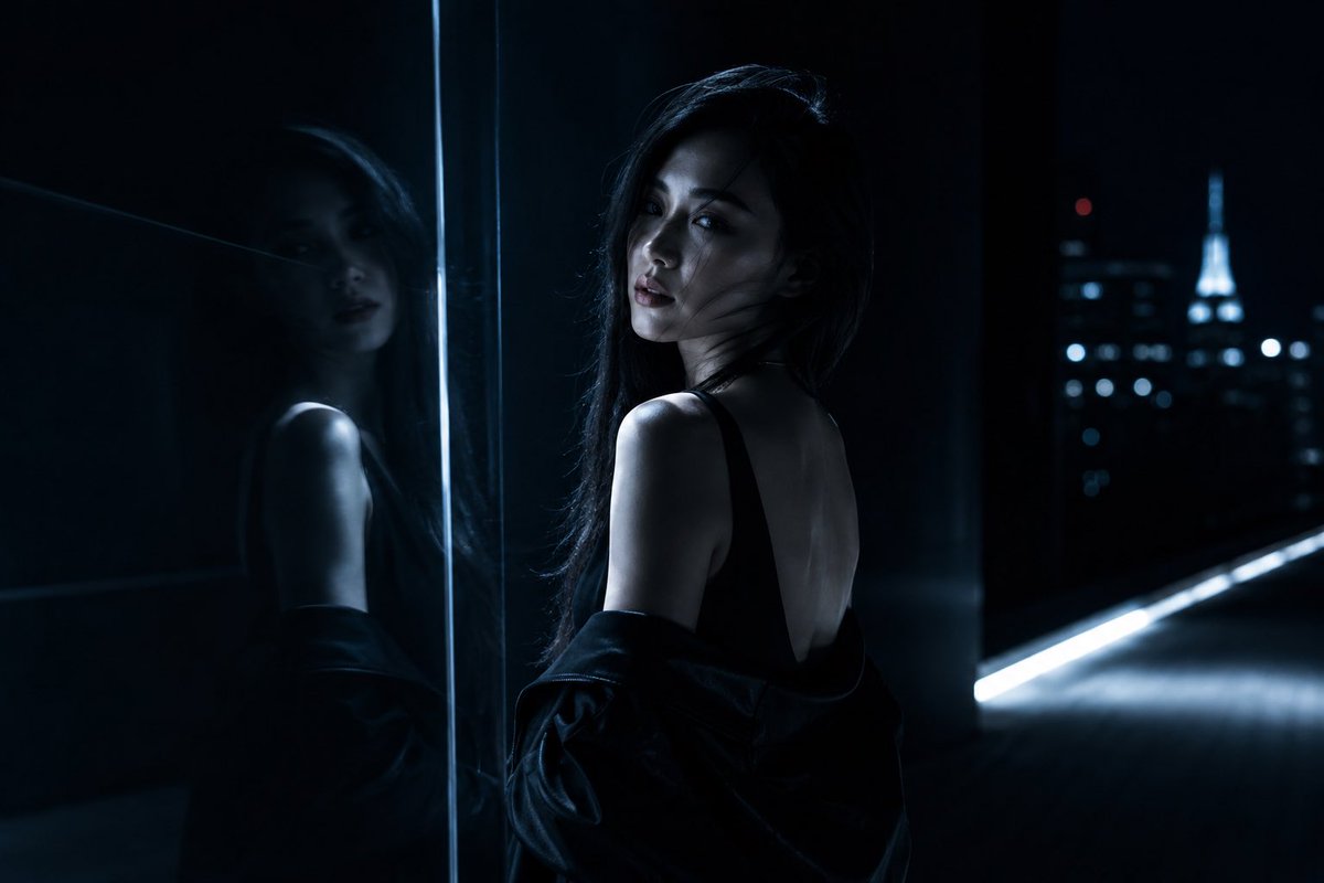 Ritratto di Moda Malinconico sul Balcone Notturno (1/2)