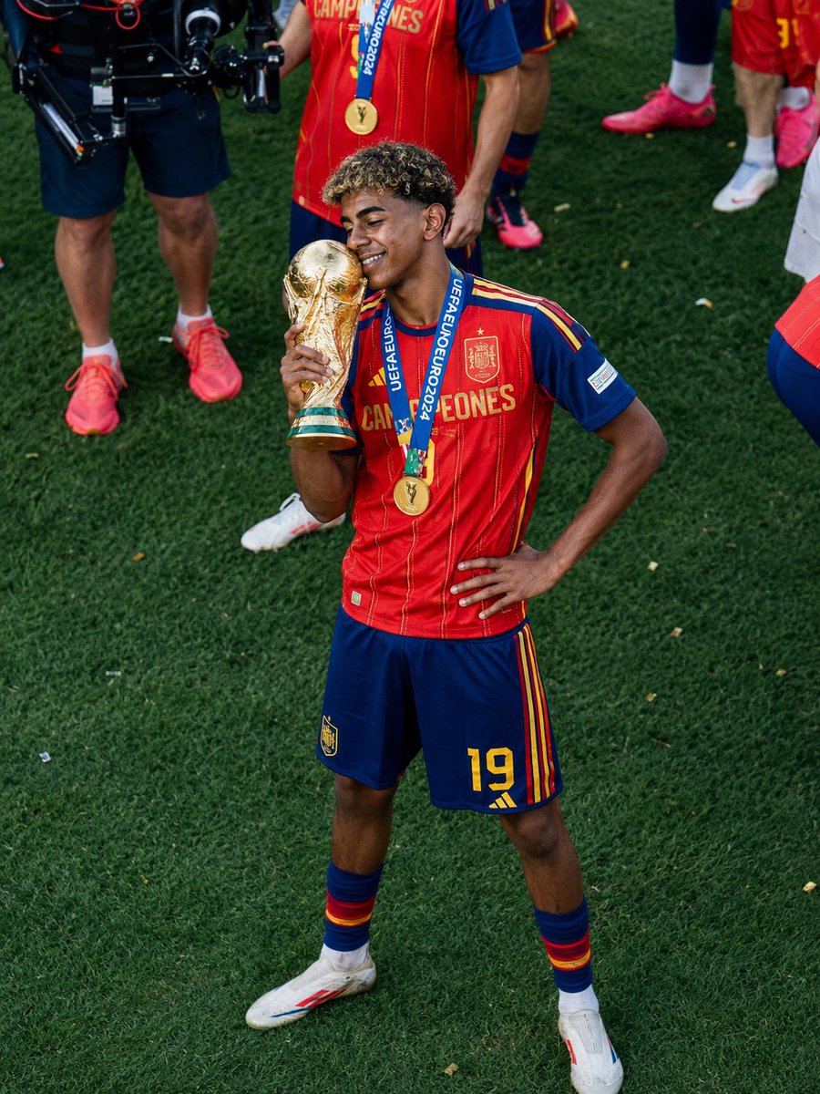 Football Player Championship Victory Celebration (1/2)